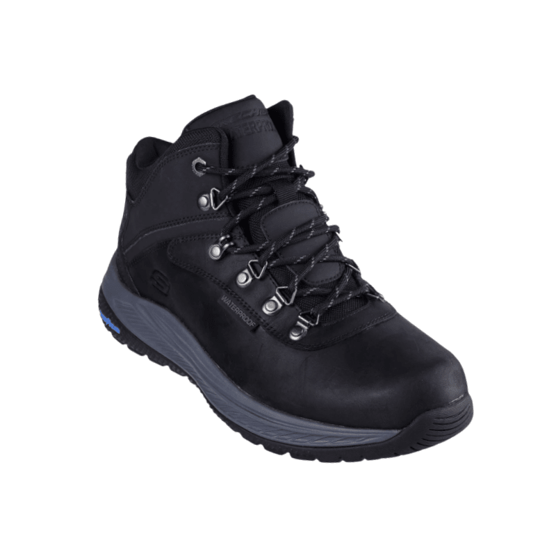 Stivale nero Skechers da uomo, vista frontale angolata, con lacci e tomaia in pelle impermeabile