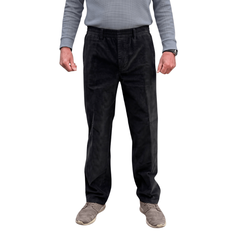 Pantaloni di velluto a coste neri con elastico in vita e cuciture classiche, visti frontalmente su una persona