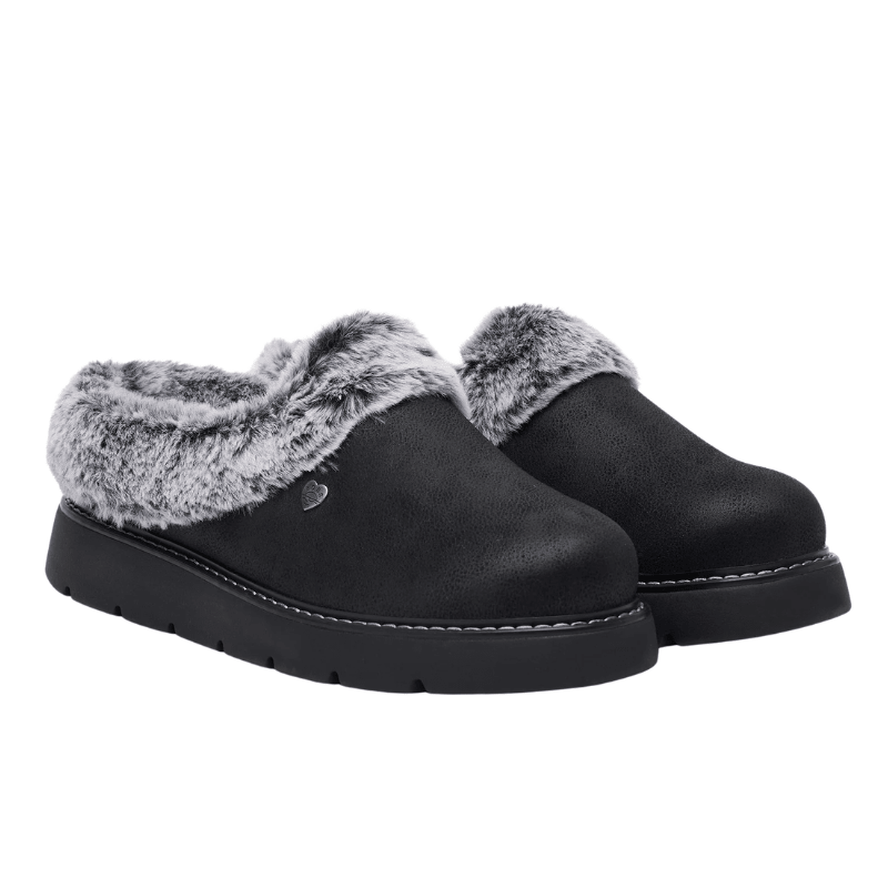 Un paio di pantofole Skechers nere da donna con pelliccia sintetica grigia e effetto camoscio, vista frontale angolata
