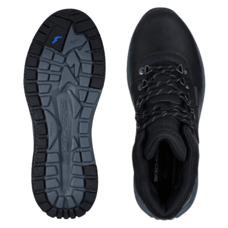 Due stivali neri Skechers da uomo, uno visto dall'alto e l'altro che mostra il battistrada della suola