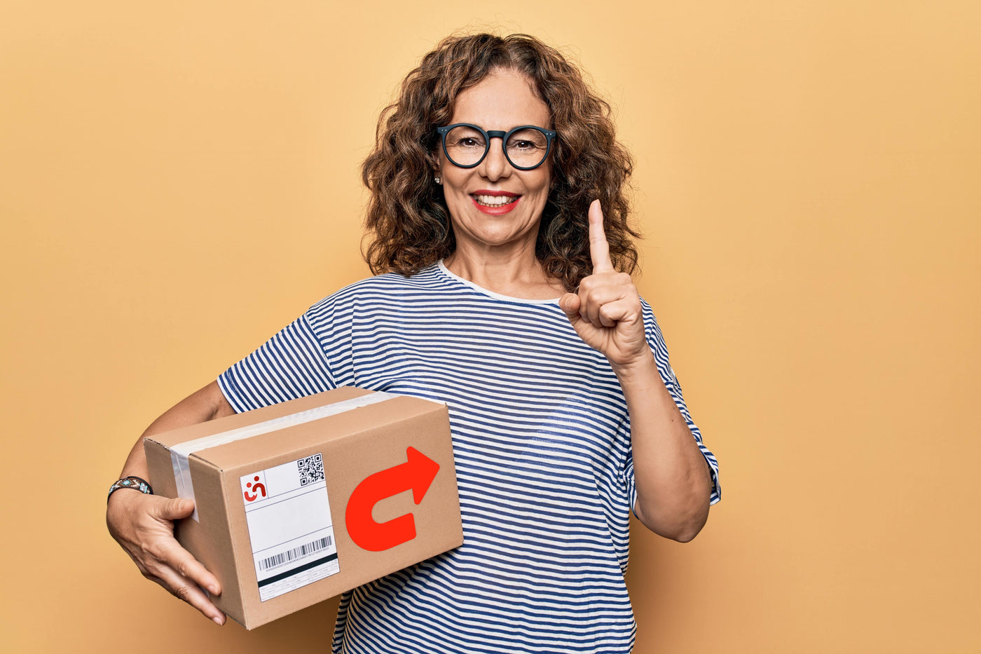 Kvinde holder returpakke med rød pil og løftet finger der viser trin for trin guide