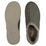 Due scarpe da donna Skechers verde oliva, vista dall'alto; una mostra la suola esterna, l'altra la soletta Memory Foam