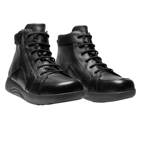 Due stivaletti New Feet neri da uomo in pelle, vista frontale leggermente angolata, con lacci