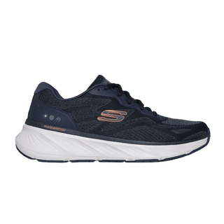 Sneaker da uomo Skechers impermeabile blu scuro vista di lato con suola bianca e logo arancione