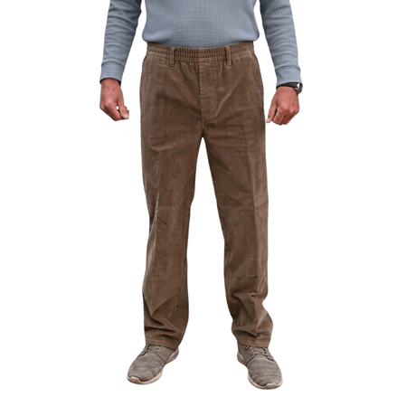 Pantaloni in velluto a coste marroni con elastico in vita e passanti, mostrati frontalmente su una persona