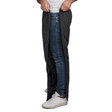 Uomo apre pantaloni termici Dobsom neri lateralmente, sopra jeans blu e sneakers bianche