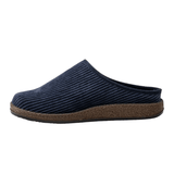Pantofola da uomo blu scuro con texture a coste e suola marrone, presentata di lato