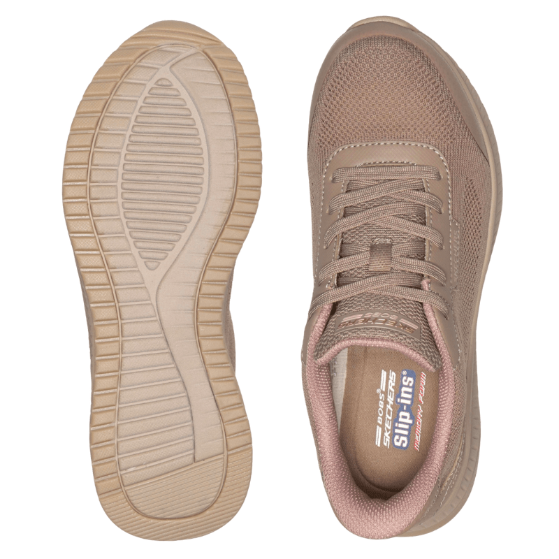 Due scarpe Skechers da donna color sabbia; una mostra la suola con motivo, l'altra la soletta con logo Slip-ins