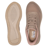 Due scarpe Skechers da donna color sabbia; una mostra la suola con motivo, l'altra la soletta con logo Slip-ins
