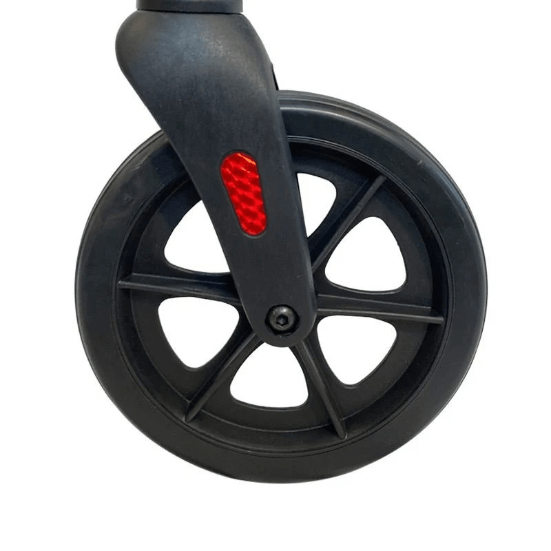 Dettaglio di una ruota in gomma nera antiforatura del rollator Ibis con catarifrangente rosso