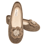 Due pantofole da donna Bella Moda beige in feltro di lana, vista dall'alto angolata, con soletta e etichetta visibili