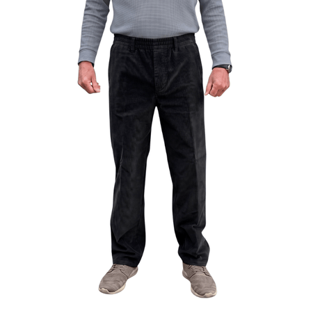 Pantaloni di velluto a coste neri con elastico in vita e cuciture classiche, visti frontalmente su una persona