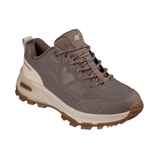 Scarpa da trekking Skechers color moka da donna, vista frontale angolata con lacci e logo sulla linguetta