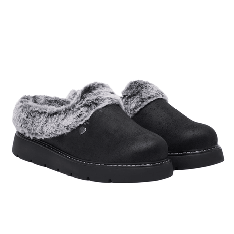 Un paio di pantofole Skechers nere da donna con pelliccia sintetica grigia e effetto camoscio, vista frontale angolata