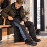 Uomo anziano seduto su una panca, che apre pantaloni casual Dobsom neri lateralmente