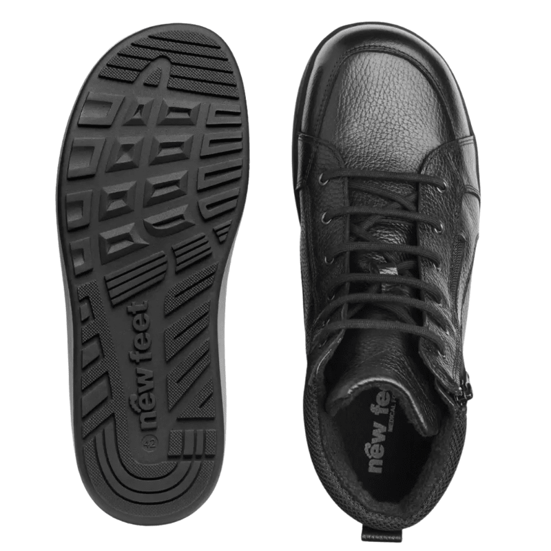 Uno stivaletto New Feet nero da uomo visto dall'alto e una suola con battistrada e logo "new feet