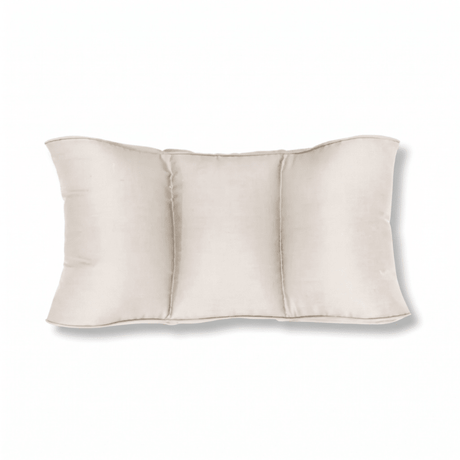 Cuscino lombare beige chiaro in fibra naturale, diviso in tre scomparti, visto frontalmente su sfondo bianco