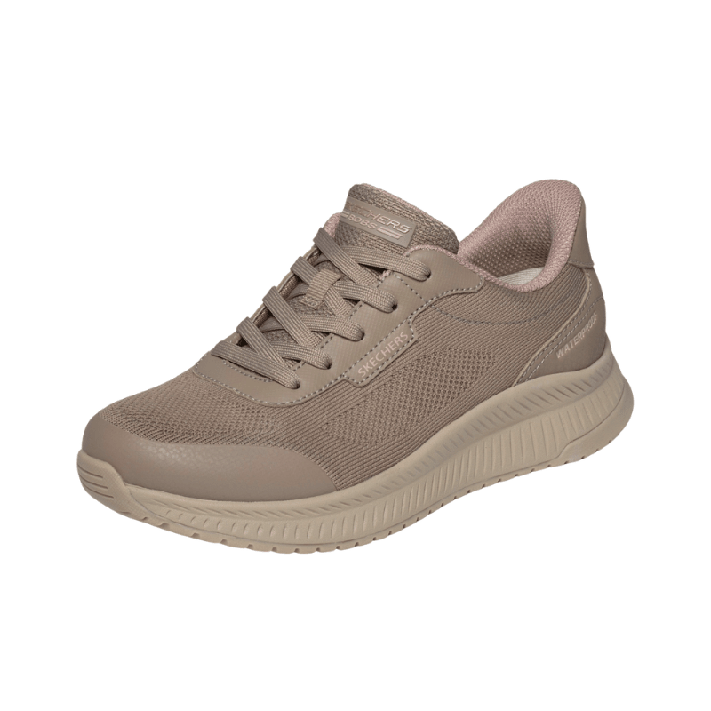 Scarpa Skechers slip-in outdoor da donna color sabbia, vista frontale angolata, con lacci e tomaia traspirante