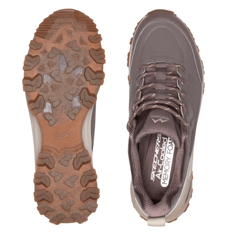 Due sneaker Skechers marroni viste dall'alto; una mostra il battistrada, l'altra la soletta con memory foam