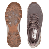Due sneaker Skechers marroni viste dall'alto; una mostra il battistrada, l'altra la soletta con memory foam