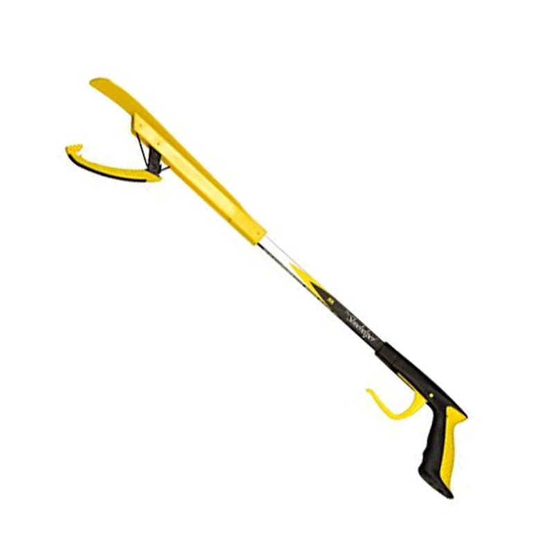 Pinza prendi oggetti gialla e nera con calzascarpe integrato Helping Hand, vista diagonalmente dal fronte